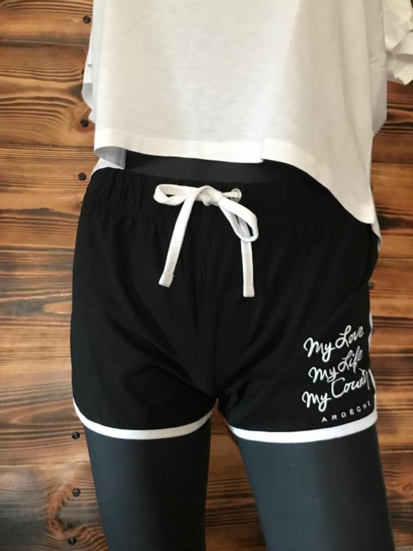 short retro femme black white